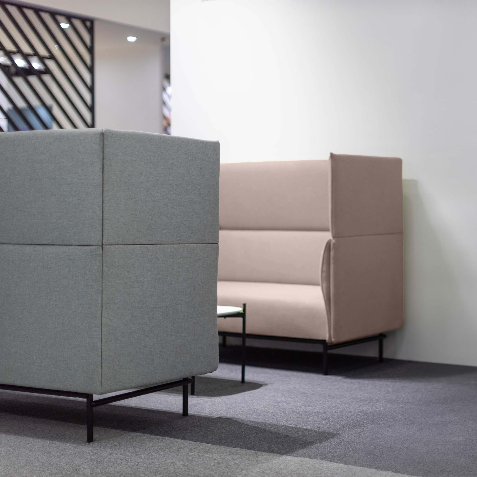 Modena sofa við høgum ryggi í beige